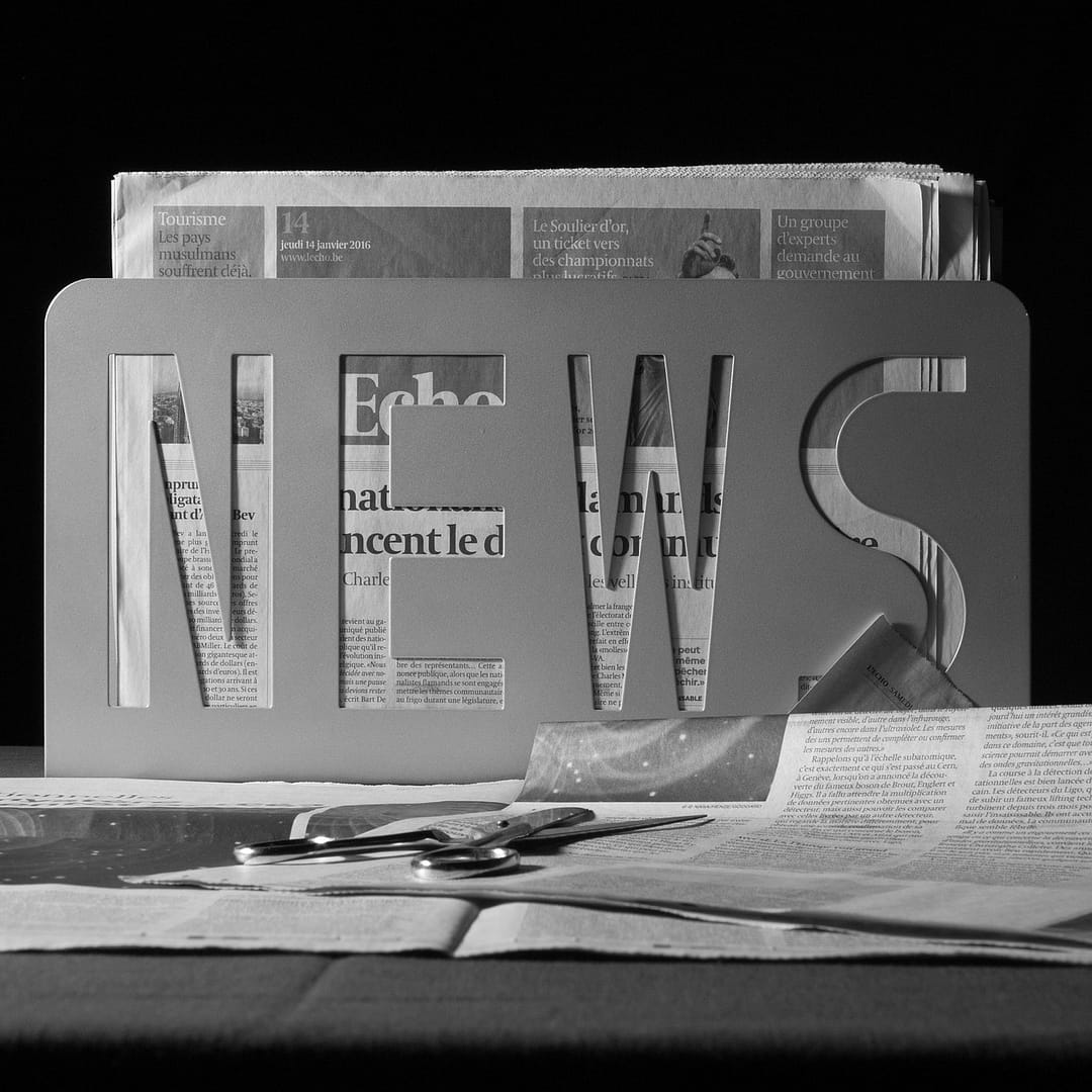 Un porte revue News contient un journal français