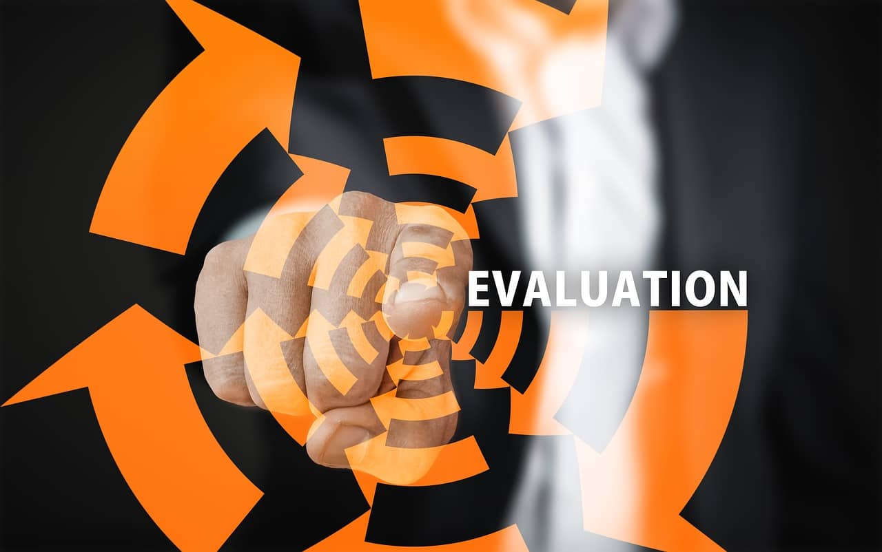 Un doigt au centre d'une cible avec le mot évaluation