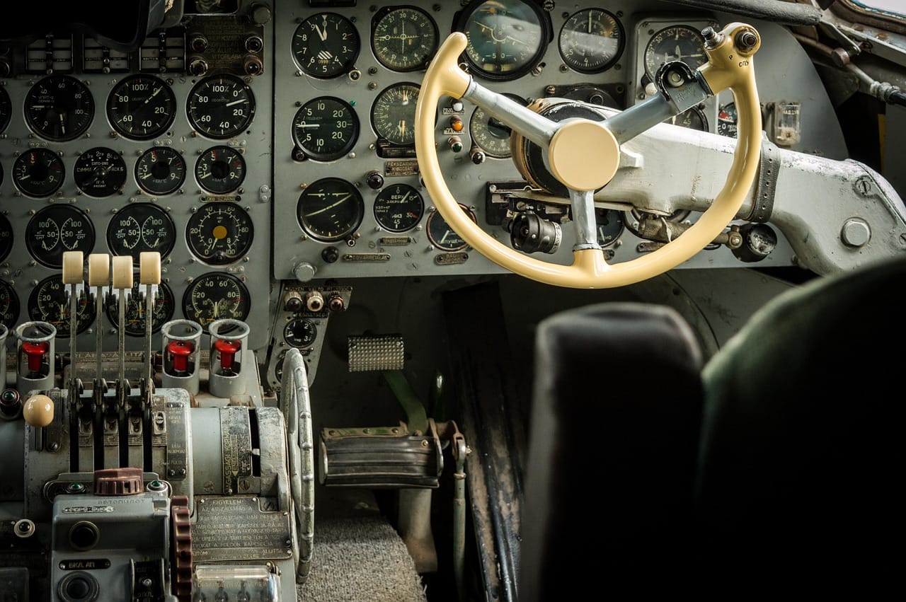 Poste de pilotage dans un avion ancien