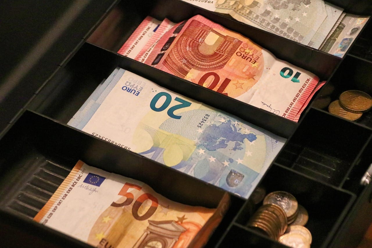 Billets d'euros dans un tiroir de caisse enregistreuse
