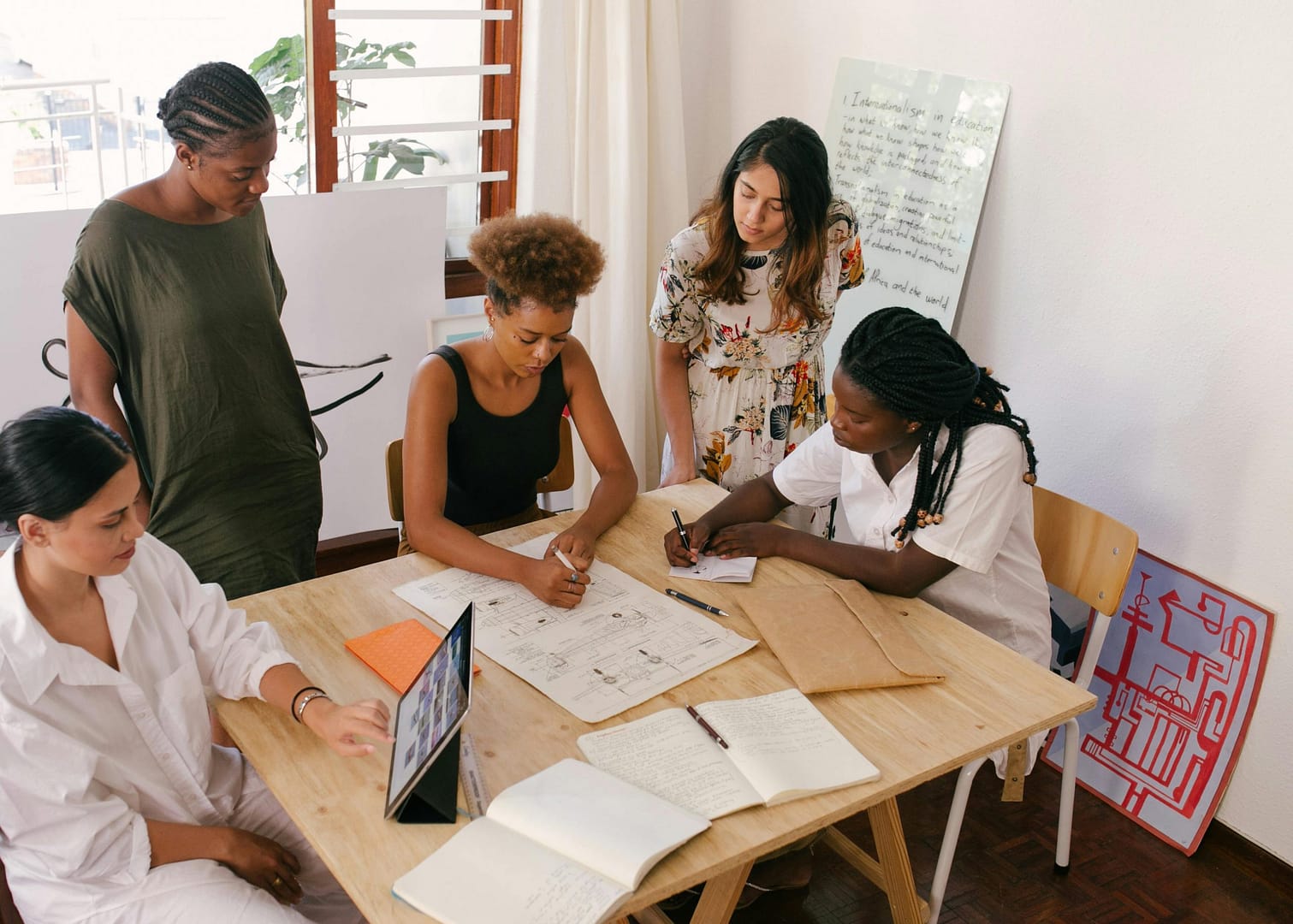 Réunion de travail avec une équipe féminine