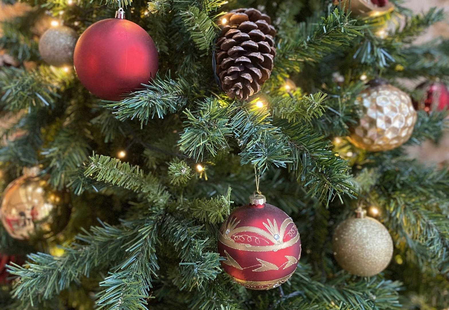 Gros plan sur un sapin de Noël décoré en rouge et blanc