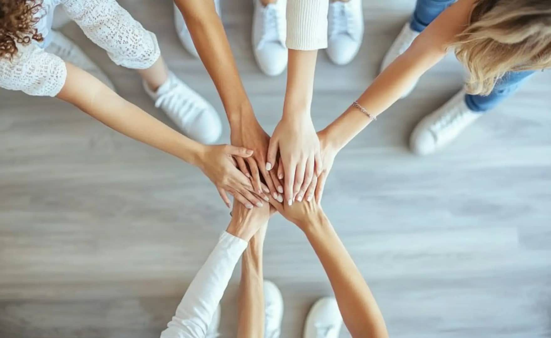 Des mains se rejoignent en signe d'unité