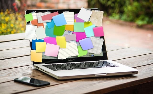 Un écran d'ordinateur portable recouvert de post it