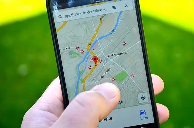 Vue d'un téléphone mobile affichant un plan de géolocalisation