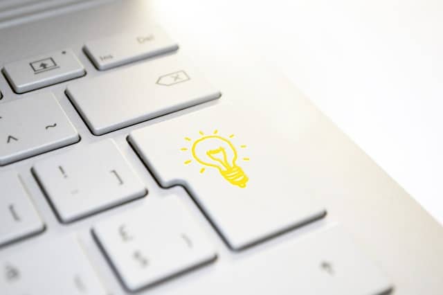 Un clavier d'ordinateur portable avec une ampoule dessinée sur la touche entrée