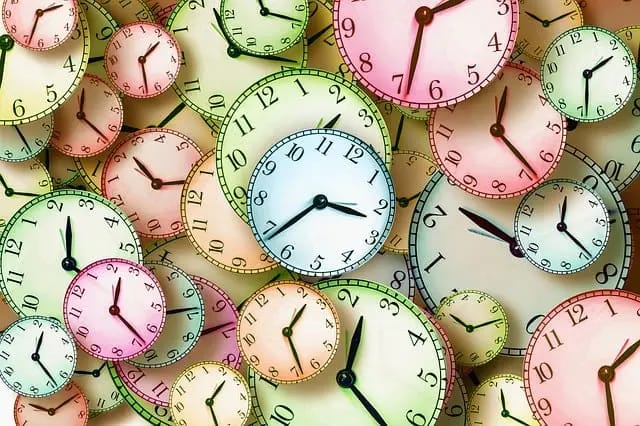 Horloges de couleurs pastel