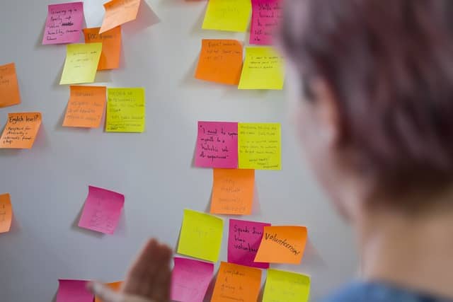 Des post it de couleur posés sur un mur