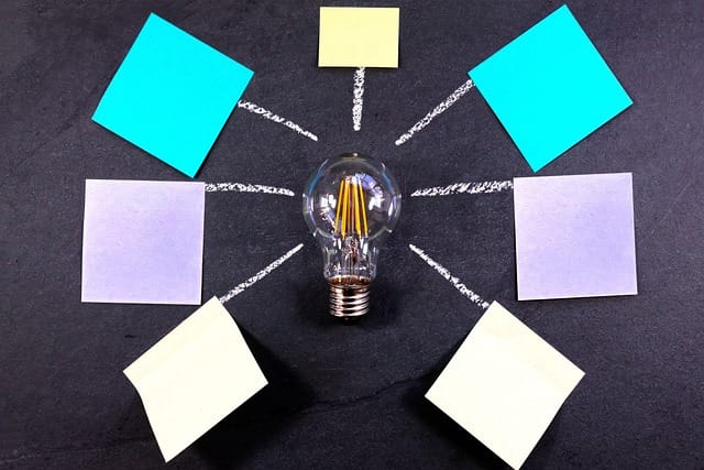 Une ampoule entourée de post it de couleurs (image d'illustration)
